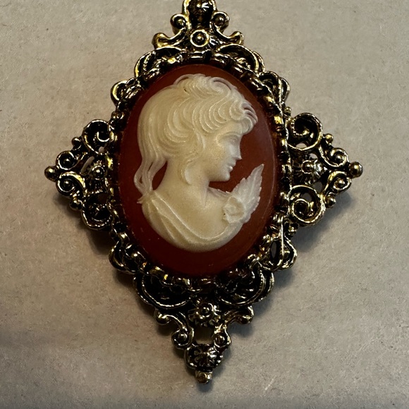 Vintage Gerrys Signed Cameo Coral Tone Antiqued Gold Tone Brooch Pendant - Picture 9 of 10